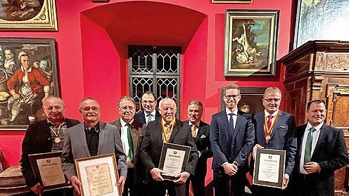 Ehrungen im Schloss zu Guttenberg unter Ausschluss der Öffentlichkeit: Horst Bittermann, Franz Geyer und Klaus Witzgall erhielten die silberne Bürgermedaille, Thomas Jaeckel die goldene Bürgermedaille. Der ehemalige Guttenberger Bürgermeister Euge...