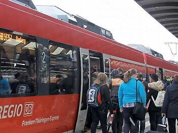 Die Schüler hatten nach Schulende Glück: Ihr Zug kam und brachte sie ohne jegliche Wartezeiten nach Hause. So viel Glück haben momentan nicht viele. Fotos: Lisa Kieslinger