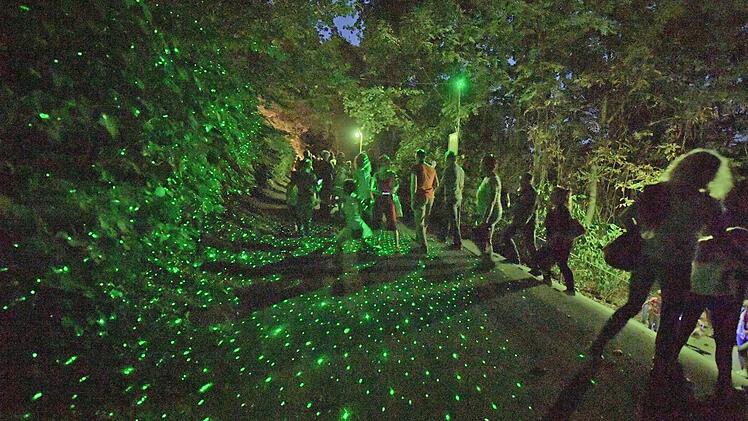Glühwürmchen? Sternenteppich? Lichtspielereien säumten den Weg zur Veste. Foto: Ronald Rinklef