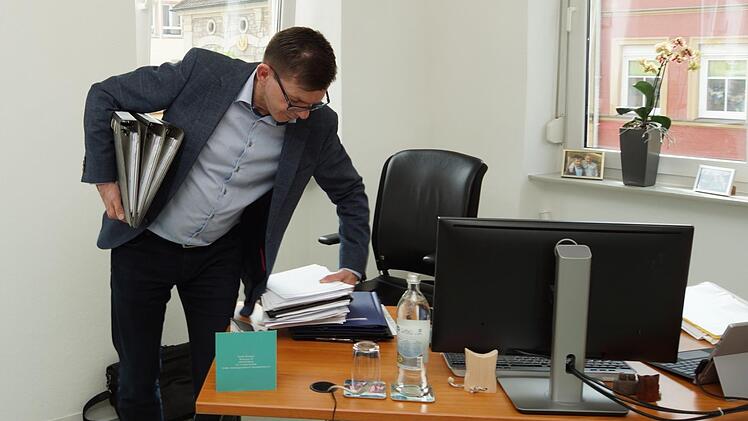 Bürgermeister Armin Warmuth deponiert Akten im neuen Büro.Foto: Arkadius Guzy