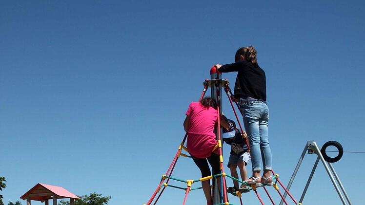 Die Kinder eroberten den Spielplatz in Windeseile. Foto: Richard Sänger