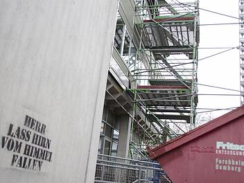 Dieses  Graffiti war im November 2015   auf der Mauer des  Ehrenbürg-Gymnasiums   zu lesen, als   sich herausstellte, dass die Baukosten  um  700 000 Euro  gestiegen waren    Foto: Archiv/Ekkehard Roepert