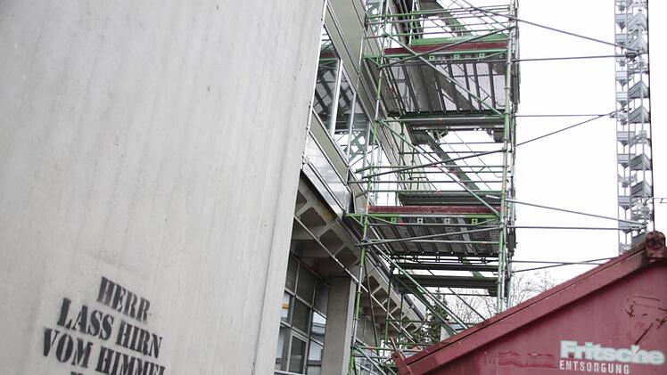 Dieses  Graffiti war im November 2015   auf der Mauer des  Ehrenbürg-Gymnasiums   zu lesen, als   sich herausstellte, dass die Baukosten  um  700 000 Euro  gestiegen waren    Foto: Archiv/Ekkehard Roepert