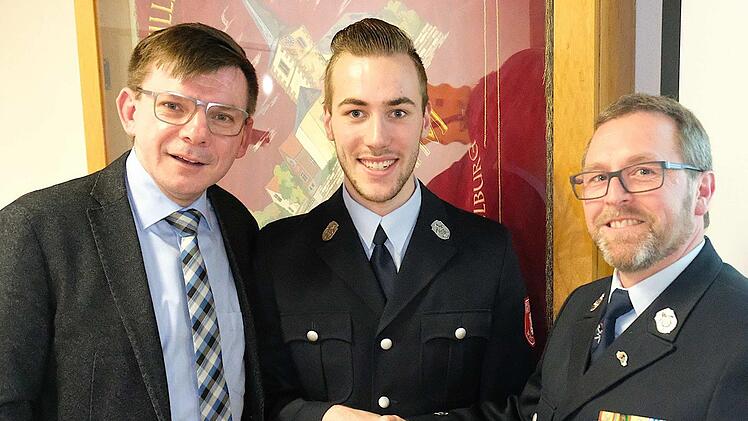 Bürgermeister Armin Warmuth (links) und Kommandant Wolfgang Besler (rechts) gratulierten dem neuen stellvertretenden Kommandanten und Kassier Yannick Pfriem.  Gerd Schaar