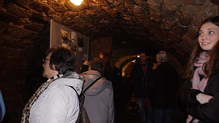 Ergänzend zu den Zeitzeugen-Berichten hatten die Vereinsmitglieder eine Dokumentation im ehemaligen Luftschutzkeller aufgebaut, die ebenfalls auf reges Interesse stieß.Sabine Weinbeer