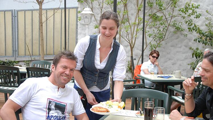 Zur Spargelzeit 2012 war Lothar Matthäus Gast im Biergarten des "Roten Ochsen" in Herzogenaurach.  Fotos: Bernhard Panzer