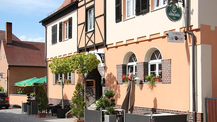 Patrizio D'Aniello und Aneta Popik vom Ristorante Saporito in Höchstadt bewirten noch bis Mitte Oktober ihre Gäste  in der Oberen Brauhausgasse. Am 1. Dezember eröffnen sie  in der Alten Schranne. Foto: Christian Bauriedel