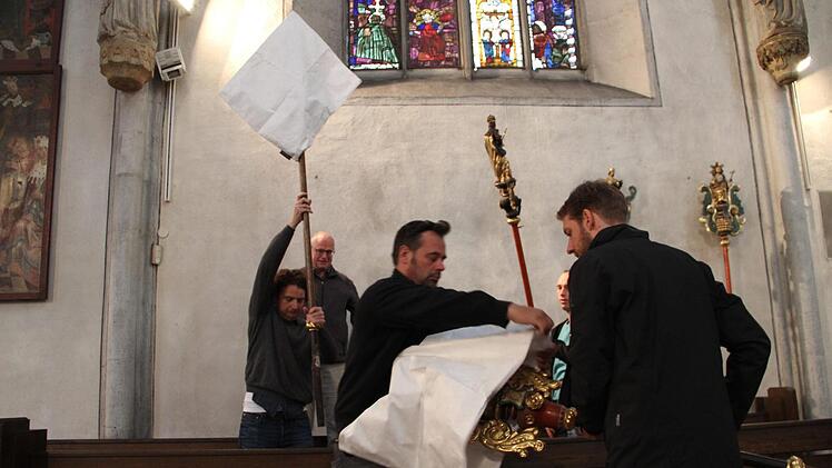 Mit größter Vorsicht wurden die Zunftstangen ins Hennebergmuseum transportiert. Heike Beudert