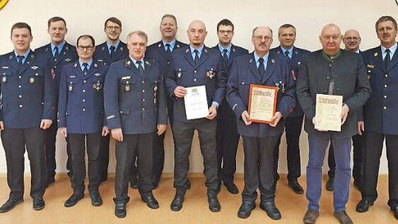 Bei den Ehrungen (von links): Vertrauensmann Marcel Bock, Zweiter Vorsitzender Jonas Bock, Hauptkassier Marco Heinz, Schriftführer Marvin Fischer, KBR Joachim Ranzenberger, Kommandant Johannes Bock, Dritter Vorsitzender Michael Wahler, Vorsitzender Sebastian Neubauer, Ehrenvorsitzender Ulrich Weinert, Zweiter Kommandant Adrian Stiehler, Bürgermeister Peter Ebertsch, Kreisbrandmeister Harald Meyer und Kreisbrandinspektor Harald Schnappauf  Foto: privat