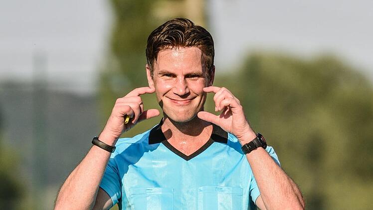 Cheese! In der Vorbereitungszeit bleibt auch für die Schiedsrichter, hier Björn Söllner (SR-Gruppe Schweinfurt), noch Zeit für Späße. Ryan Evans