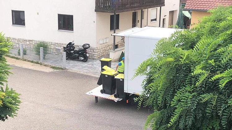 Wie hier in Effeltrich sieht es aus, wenn das Entsorgungsunternehmen Hofmann die gelben Tonnen verteilt.  Foto: Kathrin Heimann