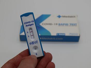 Noch immer machen viele Fehler beim Durchführen von Corona-Tests. Wir stellen euch die 5 häufigsten Fehler vor.