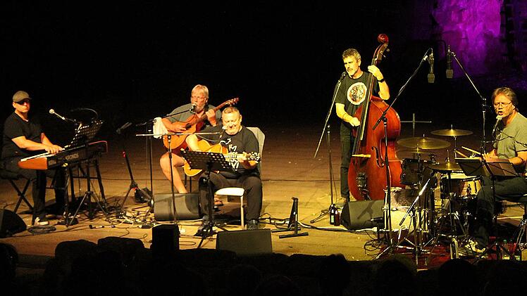 Für ein volles Haus sorgte die Band "Waldschrat" auf der Naturbühne Trebgast Unser Bild zeigt (von links) Jan "Jansen" Reinelt, Christof "Grisdoff" Lemberg, Ulli Saalfrank, Michael "Männla" Sommermann und "Mr. Waldschrat" Harry Tröger bei ihrem ge...