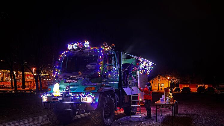 Weihnachtlich geschmückte Traktoren: "Ein Funken Hoffnung für alle" Lichterfahrt