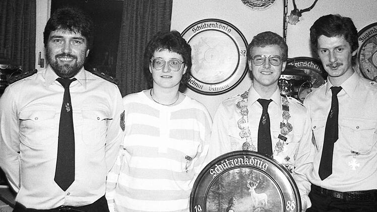 Sch&uuml;tzenk&ouml;nig von Bad Bocklet-Hohn wird Andreas Heil. Im Bild (von links) zweiter Sch&uuml;tzenmeister Gerd Kaufmann, 2. Ritter Petra Kirchner, Andreas Heil und 1. Ritter J&uuml;rgen Bauer.