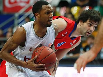 Teddy Gipson (mit Ball) im Duell mit Milos Teodosic Fotos: dpa