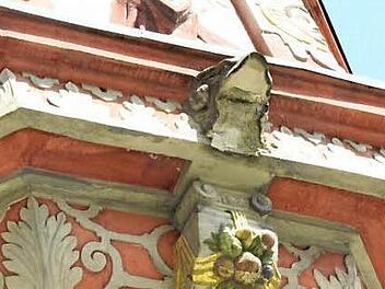 Der mittlere Widderkopf am Erker des Coburger Stadthauses ist durch den starken Regen am Montagnachmittag beschädigt worden.Foto: Daniela Pondelicek