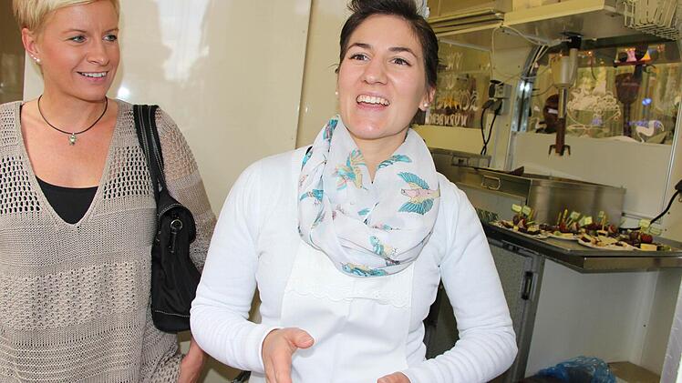 Julia Müller erklärt, dass sie die Bananen für die Verwendung als Schokofrüchte gerade biegen muss. Foto: Rainer Glissnik