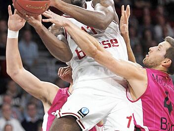 Bambergs Aufbauspieler Brad Wanamaker (mit Ball) verteilt im Eurocup im Schnitt fast acht Pässe, die direkt zu einem Korberfolg führen. Nur Dee Brown (10) vom rumänischen Meister CSU Asesoft Ploiesti ist in der Kategorie Assists besser. Foto: sportpress