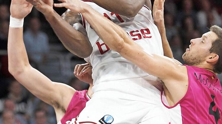 Bambergs Aufbauspieler Brad Wanamaker (mit Ball) verteilt im Eurocup im Schnitt fast acht Pässe, die direkt zu einem Korberfolg führen. Nur Dee Brown (10) vom rumänischen Meister CSU Asesoft Ploiesti ist in der Kategorie Assists besser. Foto: sportpress