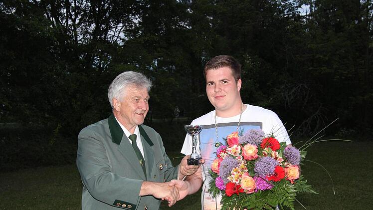 Eine Troph&auml;e und die K&ouml;nigskette &uuml;berreichte Vorsitzender Manfred Dre&szlig;el auch Volksjugendk&ouml;nig Tizian Wittmann. Foto: Alexandra Kemnitzer