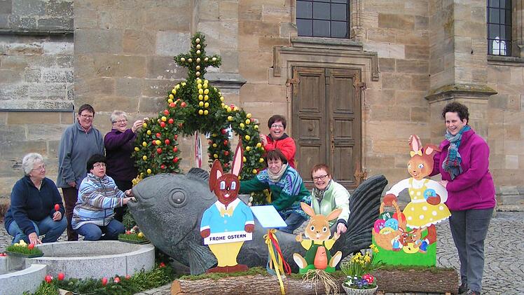Die Trachtenfrauen beim Schmücken des Fischbrunnens Foto: Heidi Amon