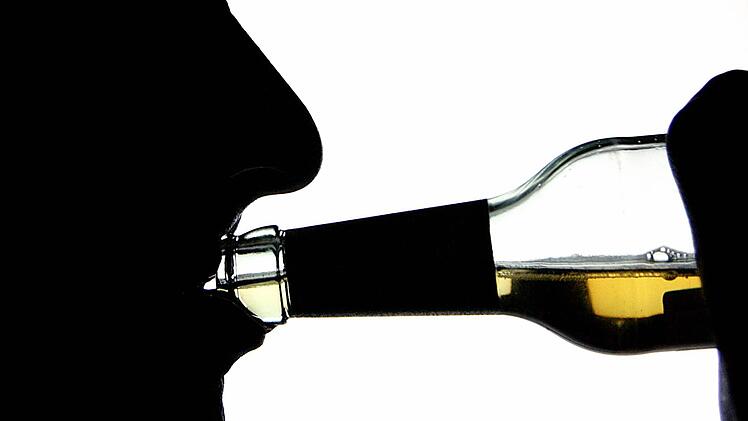Acu weil er sein Alkoholproblem erkannt und sich freiwillig in eine Therapie begeben hat, kam ein 30-jähriger Angeklagter, der im Suff mehrere Straftaten begangen hatte, noch einmal mit einer Bewährungsstrafe davon. Foto: Arno Burgi, dpa