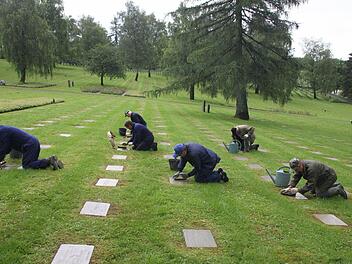 Mitgleider der Reservistenkameradschaft Großwenkheim bei ihrem Einsatz auf dem deutschen Soldatenfriedhof von Noyers-Pont-Maugis in Frankreich. Fotos: Paul Ziegler