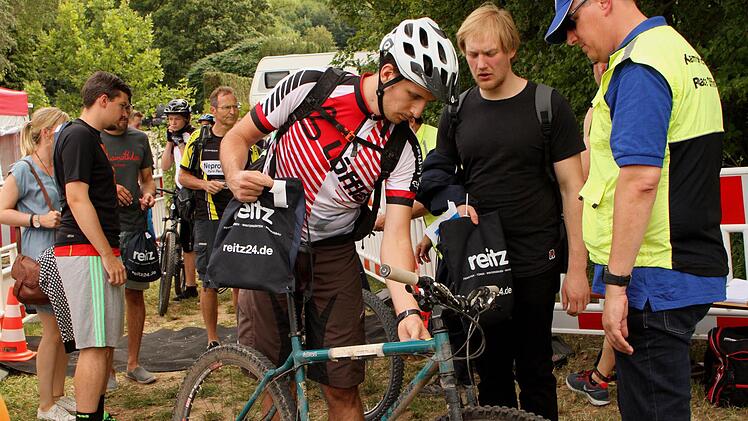 Vor dem Start wird das Rad nochmals genau überprüft.