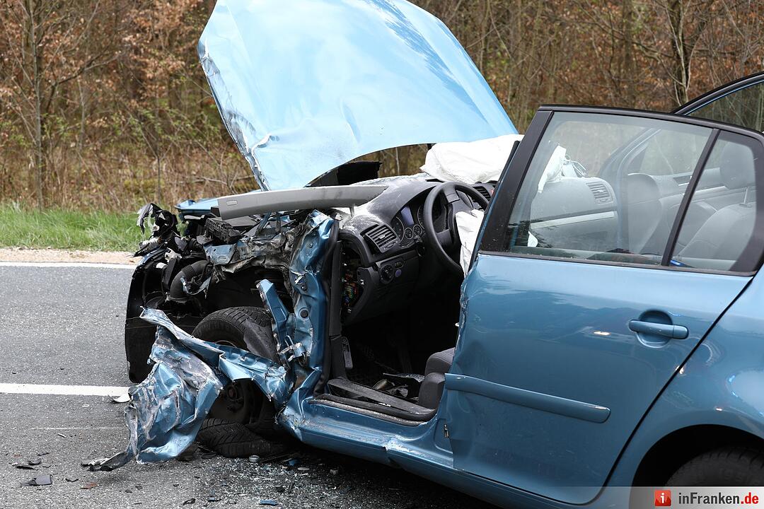 Golf kollidiert mit Traktor: 49-Jährige schwer verletzt