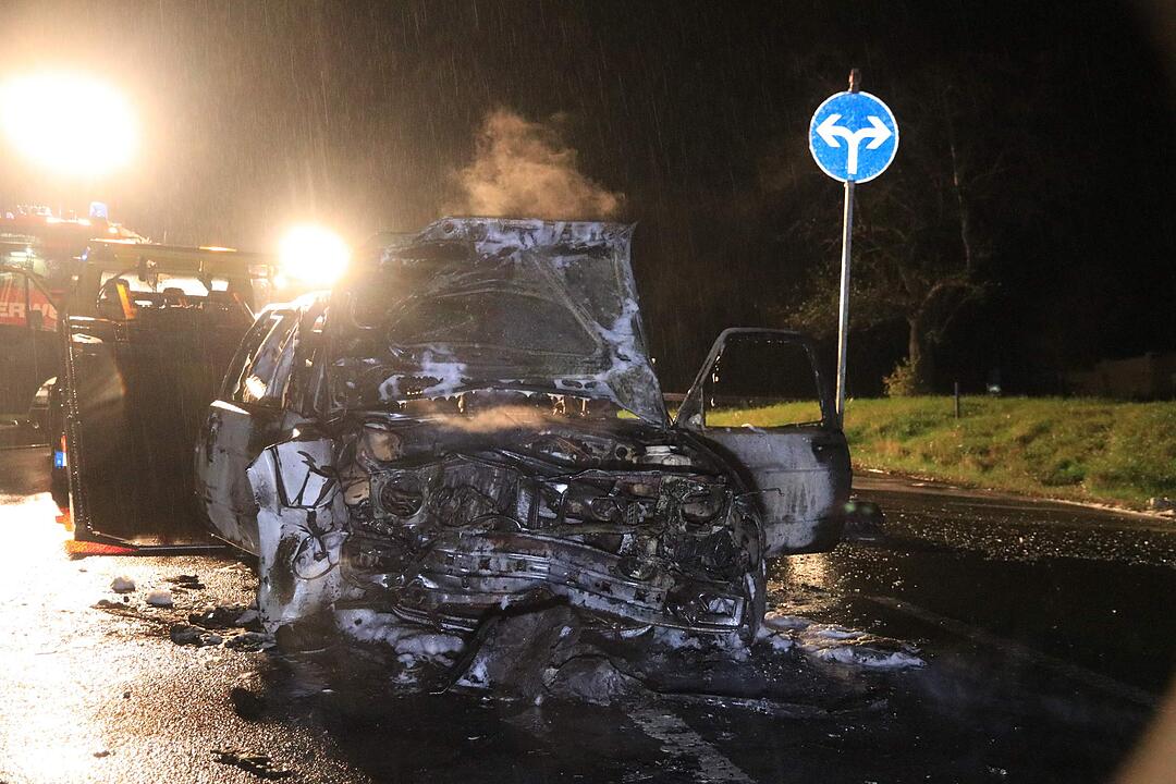 Kreis Kulmbach: Fahrzeug brennt bei Mainleus nach Frontalzusammenstoß komplett aus