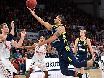 Medi-Trainer Raoul Korner warnt vor allem vor Alba Berlins Peyton Siva (am Ball, hier beim 77:75-Sieg gegen Brose Bamberg). Foto: N. Armer/dpa
