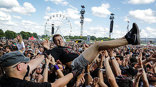 Stimmung vor den Stages bei Rock im Park