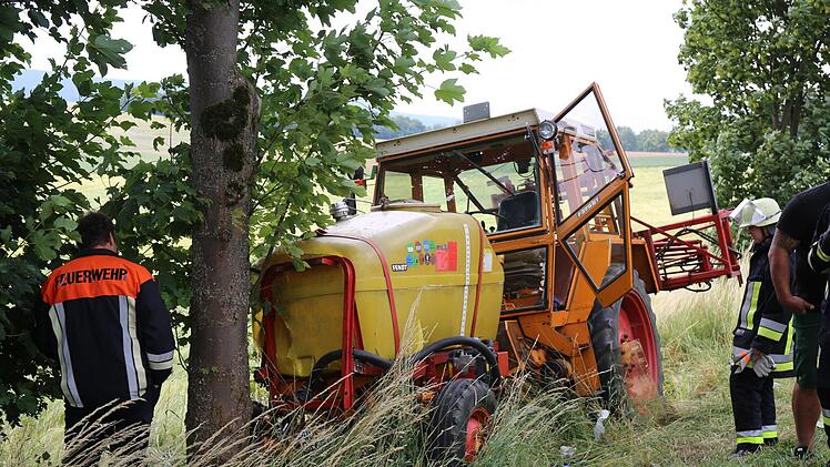 Der Traktor wurde ersten Angaben zufolge gegen einen Baum gedr&uuml;ckt. Foto: NEWS5 / Fricke