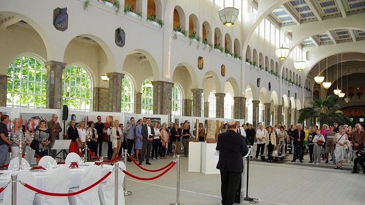 Peter Weidisch spricht als Vertreter der Stadt bei der Ausstellungseröffnung.Klaus Werner