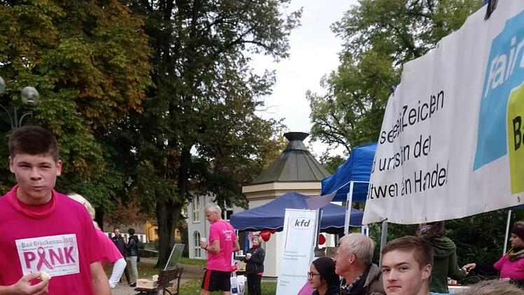 Vor dem Pinklauf hatte Moritz H&uuml;fner zusammen mit anderen ehrenamtlichen Helfern mehrere Kisten faire Bananen und regionale &Auml;pfel  klein geschnitten. Die L&auml;ufer langten gerne zu.  Dirk H&ouml;nerlage