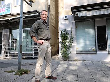 Manfred Schade, Vorstandsmitglied der Händlervereinigung HeimFOrteil, steht vor zwei Leerständen in der Hornschuchallee. Foto: Ronald Heck