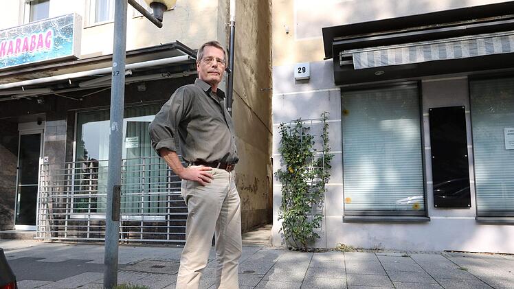 Manfred Schade, Vorstandsmitglied der Händlervereinigung HeimFOrteil, steht vor zwei Leerständen in der Hornschuchallee. Foto: Ronald Heck