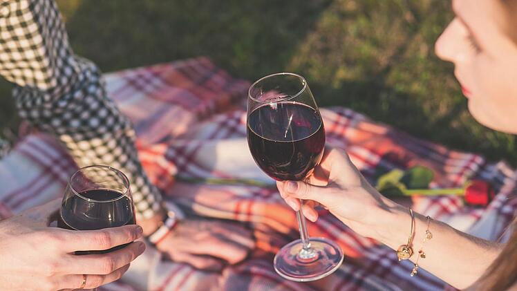 Für Menschen über 40 können ein bis zwei alkoholische Standardgetränke gesundheitliche Vorteile mit sich bringen.