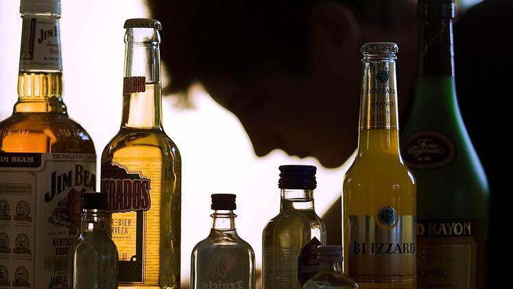 Krankheit Alkoholismus: Hilfe bieten die Anonymen Alkoholiker an. Die Kitzinger Gruppe feiert jüngst ihr 40-jähriges Bestehen.