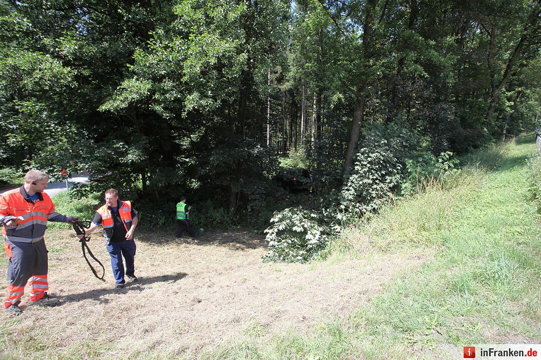 Pkw kracht in Traktor auf der B303