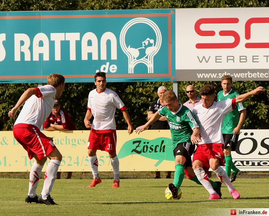 Auf dem linken Flügel versucht sich hier der Sander Sven Wieczorek (3. Von rechtgs) gleich gegen Mehrere Regensbuger durchzusetzen.