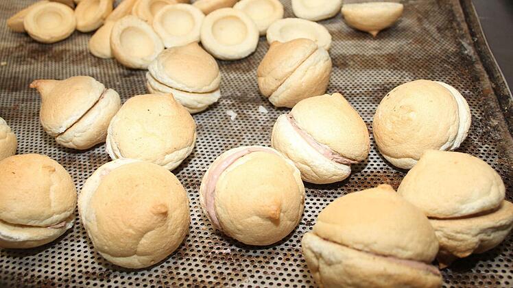 In der Bäckerei Groß werden zur Faschingszeit traditionelle Mohrenköpfe gebacken.  Foto: Sonja Adam