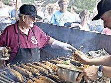 Das Erfolgsrezept des Junkersdorfer Anglerfests ist der Sud, in den die Forellen einige Tage vor dem Fest eingelegt werden. Schonend gegrillt wurden sie am Donnerstag wieder von Jürgen Wirsing (rechts) und Reinhold Knauer. Foto: Gerold Snater