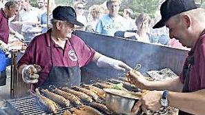Das Erfolgsrezept des Junkersdorfer Anglerfests ist der Sud, in den die Forellen einige Tage vor dem Fest eingelegt werden. Schonend gegrillt wurden sie am Donnerstag wieder von Jürgen Wirsing (rechts) und Reinhold Knauer. Foto: Gerold Snater