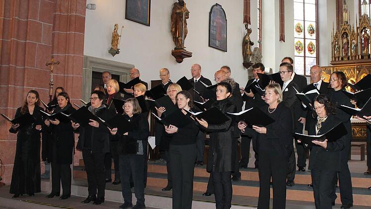 Der Eberner Kammerchor nahm die Besucher mit auf eine Reise durch die letzten 30 Konzerte.