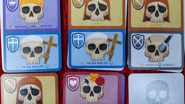 Spiele-Test Das Beinhaus von Sedlec: Minimalistische Kartenspiel-Empfehlung mit Domino-Sch&auml;deln