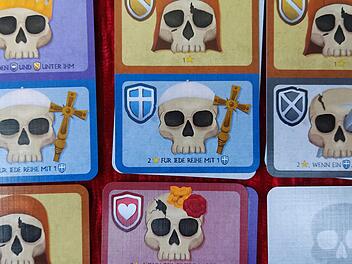 Spiele-Test Das Beinhaus von Sedlec: Minimalistische Kartenspiel-Empfehlung mit Domino-Schädeln
