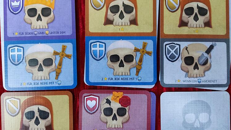 Spiele-Test Das Beinhaus von Sedlec: Minimalistische Kartenspiel-Empfehlung mit Domino-Schädeln