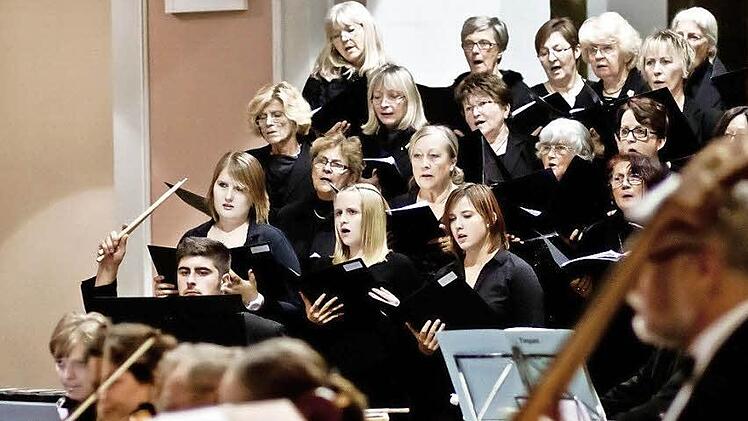 Bei seinem Auftritt in St. Moriz wurde der Konzertchor Coburg vom Dekanatschor Kronach, dem Lehrerchor im BLLV Kronach und dem "Vocalensemble des Gymnasiums Alexandrinum" unterstützt. Fotos: Jochen Berger